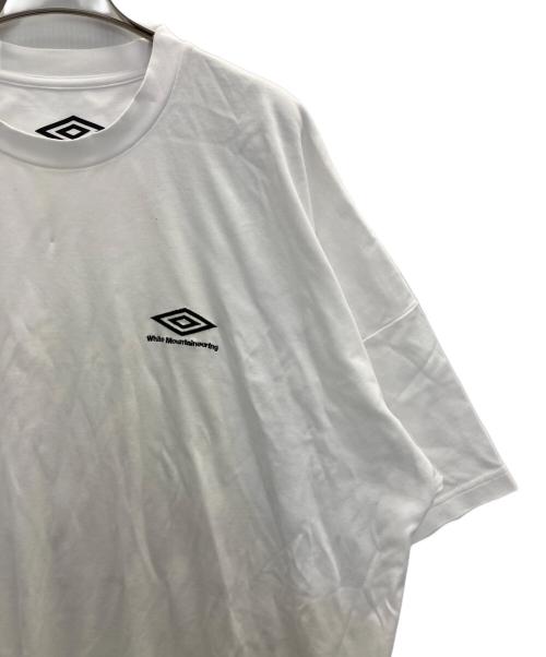 UMBRO（アンブロ）UMBRO (アンブロ) WHITE MOUNTAINEERING (ホワイトマウンテ二アニング) OVERSIZED TーSHIRT ホワイト サイズ:1の古着・服飾アイテム