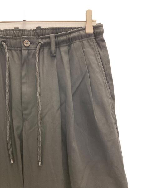 MARKAWARE（マーカウェア）MARKAWARE (マーカウェア) TRIPLE PLEATED EASY TROUSERS ブラック サイズ:2の古着・服飾アイテム