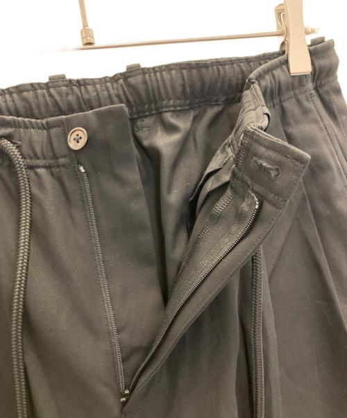 MARKAWARE（マーカウェア）MARKAWARE (マーカウェア) TRIPLE PLEATED EASY TROUSERS ブラック サイズ:2の古着・服飾アイテム