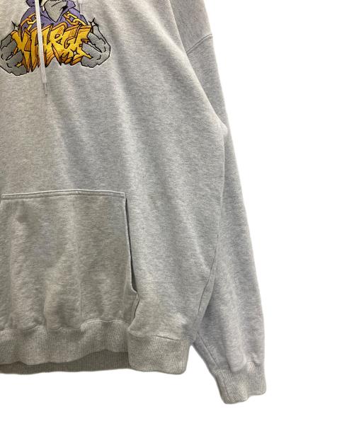 X-LARGE（エクストララージ）X-LARGE (エクストララージ) ロゴチェーンプルオーバーフーデッドスウェット グレー サイズ:Ⅿの古着・服飾アイテム