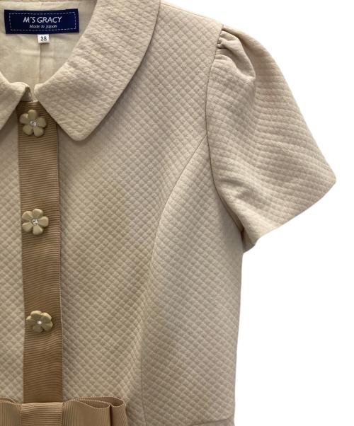 M'S GRACY（エムズグレイシー）M'S GRACY (エムズグレイシー) 花ボタン付き正統派ワンピース ベージュ サイズ:38の古着・服飾アイテム