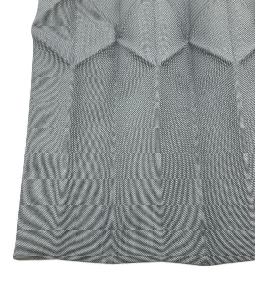 me ISSEY MIYAKE（ミーイッセイ ミヤケ）me ISSEY MIYAKE (ミーイッセイ ミヤケ) PLEATS TOTE BAG グレーの古着・服飾アイテム