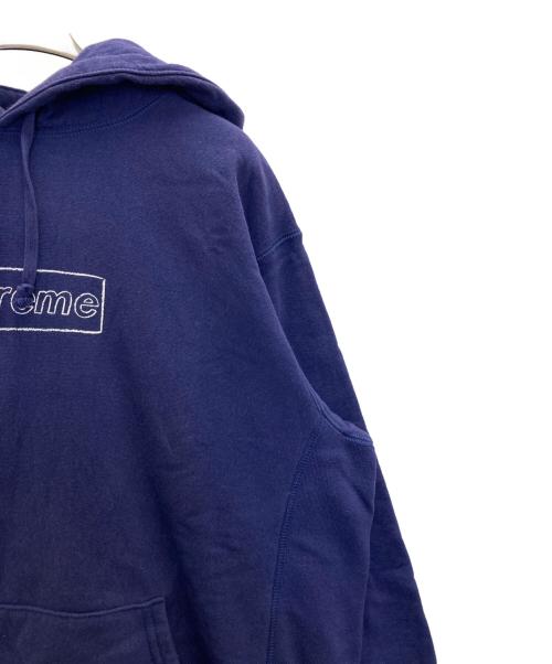 SUPREME（シュプリーム）Supreme (シュプリーム) KAWS Chalk Logo Hooded Sweatshirt ネイビー サイズ:Sの古着・服飾アイテム