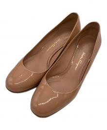 Salvatore Ferragamo（サルヴァトーレ フェラガモ）の古着「パテントデザインヒールパンプス」｜ベージュ