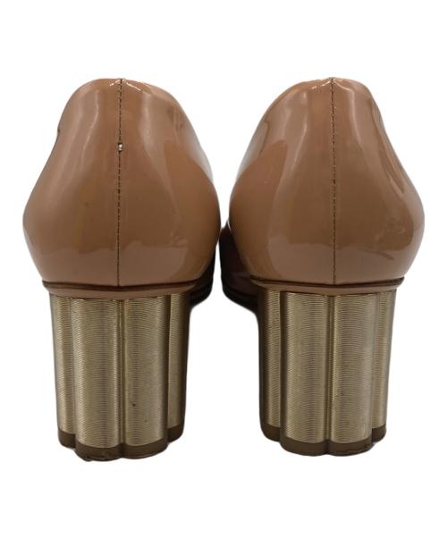 Salvatore Ferragamo（サルヴァトーレ フェラガモ）Salvatore Ferragamo (サルヴァトーレ フェラガモ) パテントデザインヒールパンプス ベージュ サイズ:6 2/1の古着・服飾アイテム