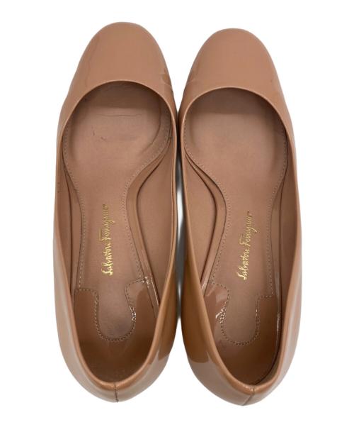 Salvatore Ferragamo（サルヴァトーレ フェラガモ）Salvatore Ferragamo (サルヴァトーレ フェラガモ) パテントデザインヒールパンプス ベージュ サイズ:6 2/1の古着・服飾アイテム