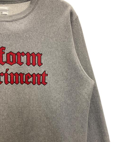 uniform experiment（ユニフォームエクスペリメント）uniform experiment (ユニフォームエクスペリメント) GOTHIC LOGO CREWNECK SWEAT グレー サイズ:1の古着・服飾アイテム