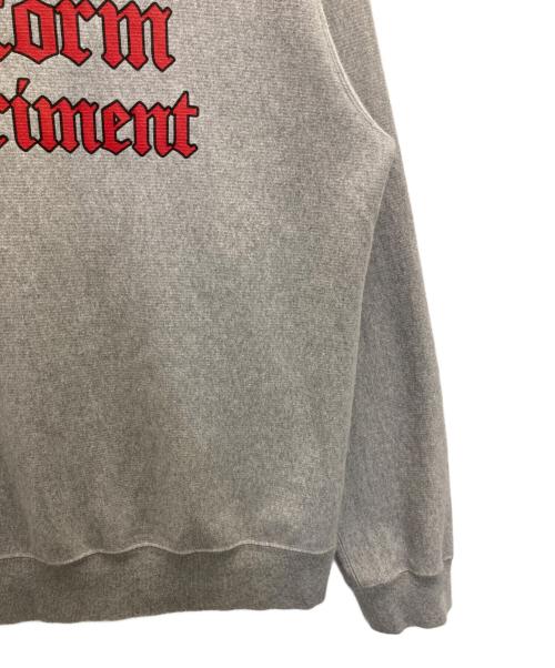 uniform experiment（ユニフォームエクスペリメント）uniform experiment (ユニフォームエクスペリメント) GOTHIC LOGO CREWNECK SWEAT グレー サイズ:1の古着・服飾アイテム