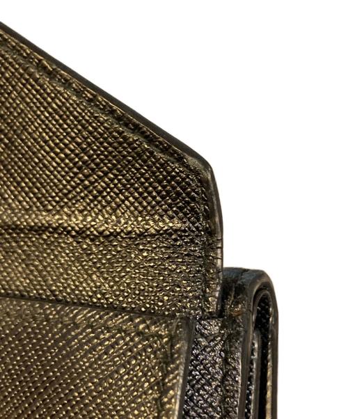 PRADA（プラダ）PRADA (プラダ) サフィアーノ三角ロゴ3つ折り財布 ブラックの古着・服飾アイテム