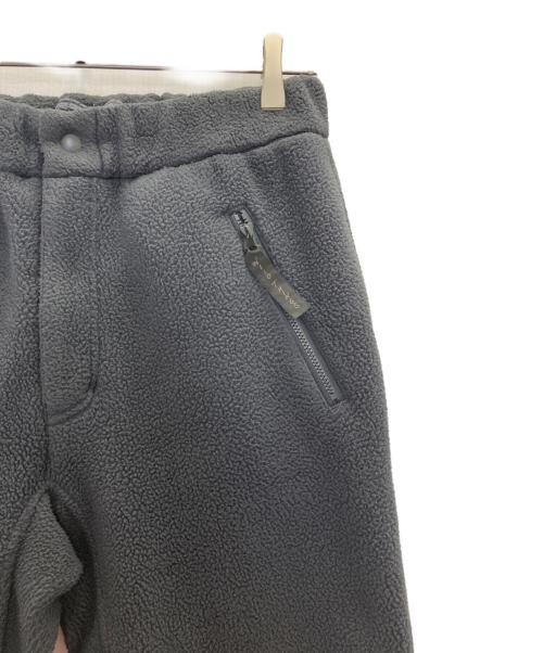 WHITE MOUNTAINEERING（ホワイトマウンテ二アニング）WHITE MOUNTAINEERING (ホワイトマウンテ二アニング) WILD THINGS (ワイルドシングス) BOA FLEECE PANTS グレー サイズ:SIZE　Sの古着・服飾アイテム