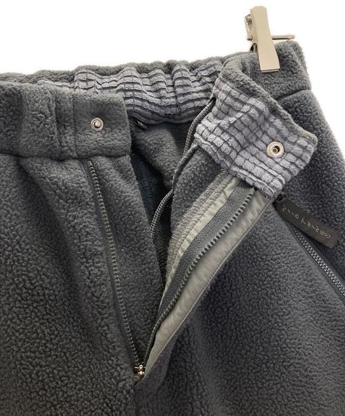 WHITE MOUNTAINEERING（ホワイトマウンテ二アニング）WHITE MOUNTAINEERING (ホワイトマウンテ二アニング) WILD THINGS (ワイルドシングス) BOA FLEECE PANTS グレー サイズ:SIZE　Sの古着・服飾アイテム