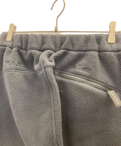 WHITE MOUNTAINEERING（ホワイトマウンテ二アニング）WHITE MOUNTAINEERING (ホワイトマウンテ二アニング) WILD THINGS (ワイルドシングス) BOA FLEECE PANTS グレー サイズ:SIZE　Sの古着・服飾アイテム