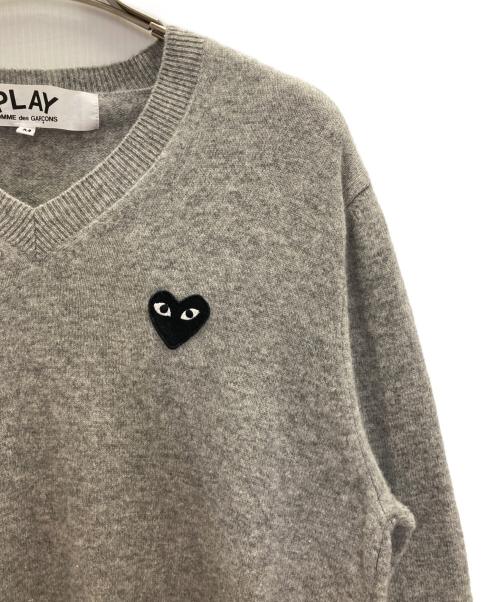 PLAY COMME des GARCONS（プレイコムデギャルソン）PLAY COMME des GARCONS (プレイコムデギャルソン) プレイハートVネックニット グレー サイズ:Ⅿの古着・服飾アイテム