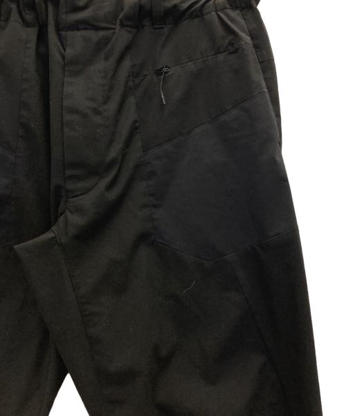 WHITE MOUNTAINEERING（ホワイトマウンテ二アニング）WHITE MOUNTAINEERING (ホワイトマウンテ二アニング) 別注 STRETCHED HYBRID TAPERED WIDE PANTS ブラックの古着・服飾アイテム
