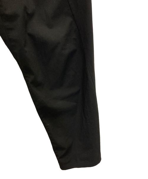WHITE MOUNTAINEERING（ホワイトマウンテ二アニング）WHITE MOUNTAINEERING (ホワイトマウンテ二アニング) 別注 STRETCHED HYBRID TAPERED WIDE PANTS ブラックの古着・服飾アイテム