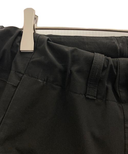 WHITE MOUNTAINEERING（ホワイトマウンテ二アニング）WHITE MOUNTAINEERING (ホワイトマウンテ二アニング) 別注 STRETCHED HYBRID TAPERED WIDE PANTS ブラックの古着・服飾アイテム