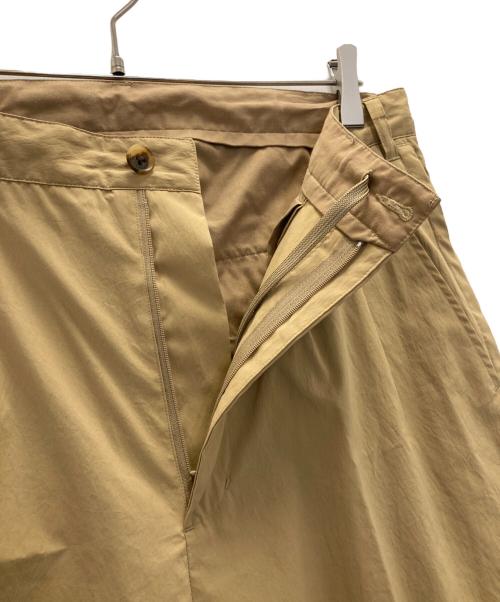 GORDON MILLER（ゴードンミラー）GORDON MILLER (ゴードンミラー) 撥水タイプライター2タッククロップドワイドパンツ ベージュ サイズ:Ｍ 未使用品の古着・服飾アイテム