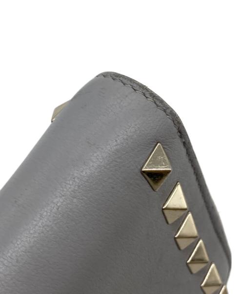 VALENTINO（ヴァレンティノ）VALENTINO (ヴァレンティノ) ロックスタッズ ラウンドファスナー 長財布 グレーの古着・服飾アイテム