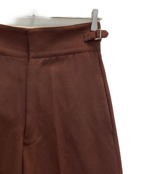 YLEVE（イレーヴ）YLEVE (イレーヴ) アジャスタブルウールパンツ ブラウンの古着・服飾アイテム