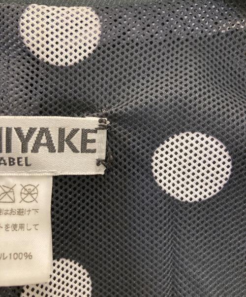 ISSEY MIYAKE WHITE LABEL（イッセイミヤケホワイトレーベル）ISSEY MIYAKE WHITE LABEL (イッセイミヤケホワイトレーベル) 裏地ドットプリーツジャケット グレー サイズ:SIZE 3の古着・服飾アイテム