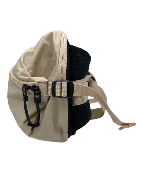 on（オン）On (オン) Sling Pack 9L ベージュの古着・服飾アイテム