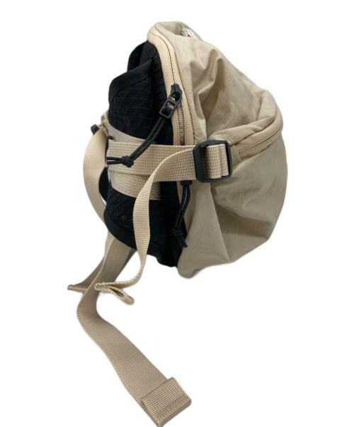 on（オン）On (オン) Sling Pack 9L ベージュの古着・服飾アイテム