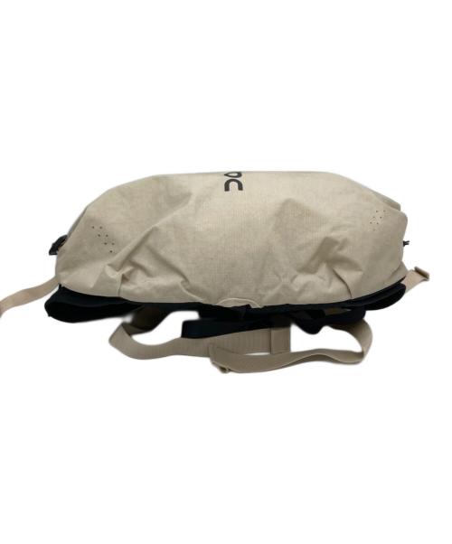on（オン）On (オン) Sling Pack 9L ベージュの古着・服飾アイテム