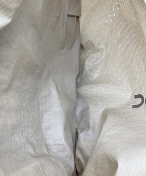 on（オン）On (オン) Sling Pack 9L ベージュの古着・服飾アイテム