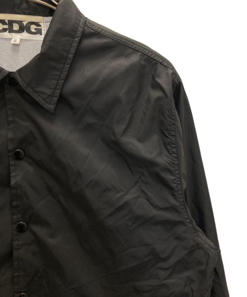 CDG（シーディージー）CDG (シーディージー) バッグロゴコーチジャケット ブラック サイズ:Sの古着・服飾アイテム