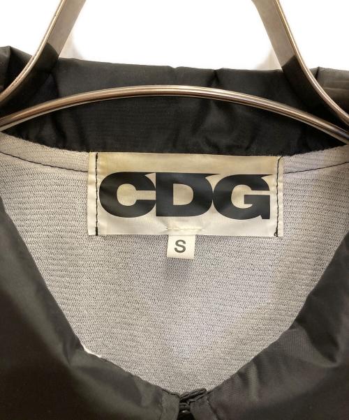 CDG（シーディージー）CDG (シーディージー) バッグロゴコーチジャケット ブラック サイズ:Sの古着・服飾アイテム