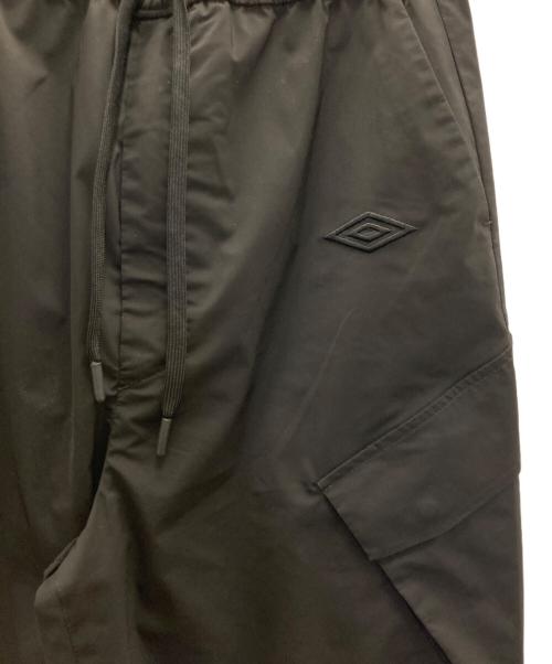WHITE MOUNTAINEERING（ホワイトマウンテ二アニング）WHITE MOUNTAINEERING (ホワイトマウンテ二アニング) UMBRO (アンブロ) EASY CARGO PANTS ブラック サイズ:Sの古着・服飾アイテム