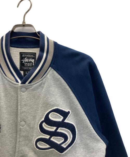 stussy（ステューシー）stussy (ステューシー) スタジャン グレー×ネイビー サイズ:Ｌの古着・服飾アイテム