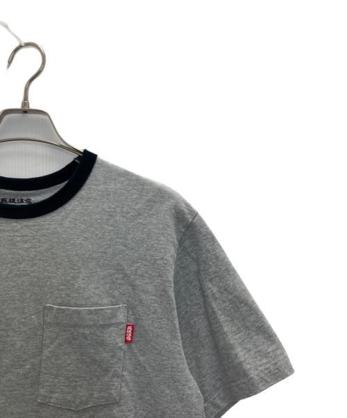 BlackEyePatch（ブラックアイパッチ）BlackEyePatch (ブラックアイパッチ) ポケットTシャツ グレー サイズ:Ｌの古着・服飾アイテム