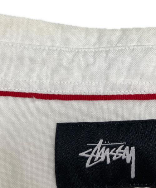 stussy（ステューシー）stussy (ステューシー) 刺繍ロゴポケット半袖シャツ ホワイト サイズ:Mの古着・服飾アイテム