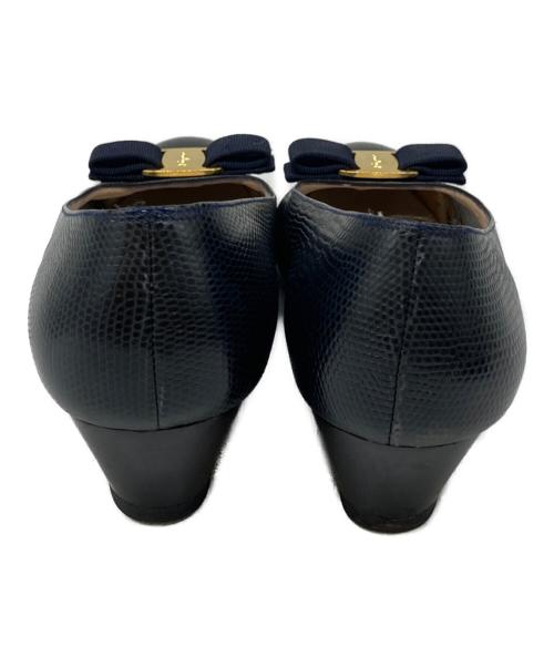 Salvatore Ferragamo（サルヴァトーレ フェラガモ）Salvatore Ferragamo (サルヴァトーレ フェラガモ) ヴァラリボンパンプス ブラック サイズ:25cmの古着・服飾アイテム