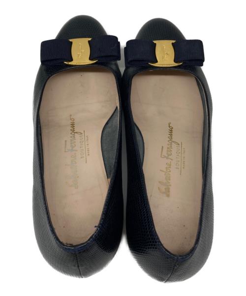 Salvatore Ferragamo（サルヴァトーレ フェラガモ）Salvatore Ferragamo (サルヴァトーレ フェラガモ) ヴァラリボンパンプス ブラック サイズ:25cmの古着・服飾アイテム