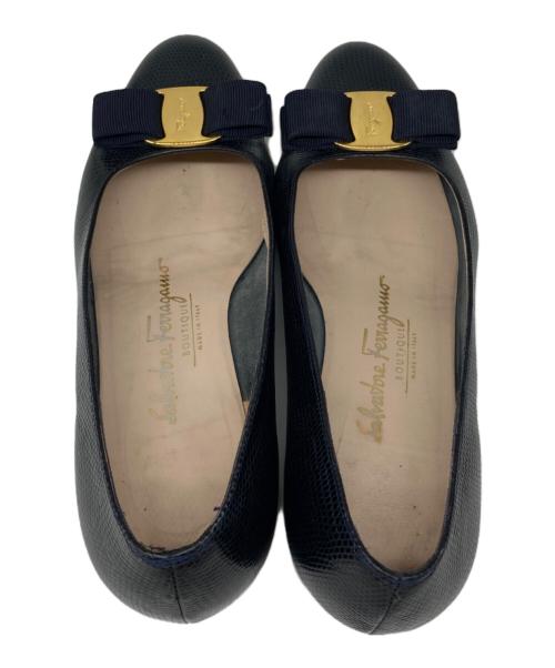 Salvatore Ferragamo（サルヴァトーレ フェラガモ）Salvatore Ferragamo (サルヴァトーレ フェラガモ) ヴァラリボンパンプス ブラック サイズ:25の古着・服飾アイテム