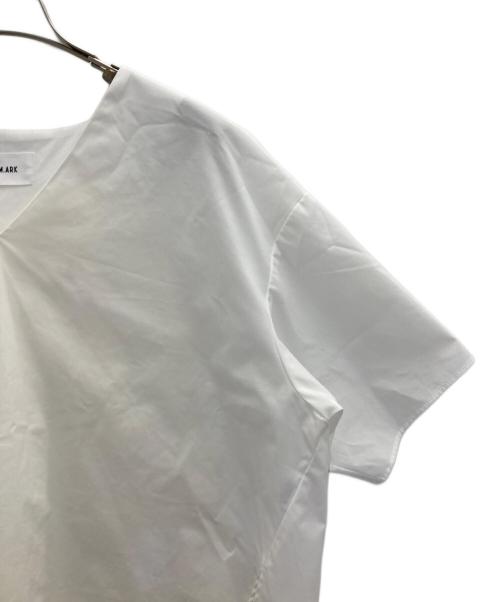 RIM.ARK（リムアーク）RIM.ARK (リムアーク) インサイドスリットトップス ホワイト サイズ:36の古着・服飾アイテム