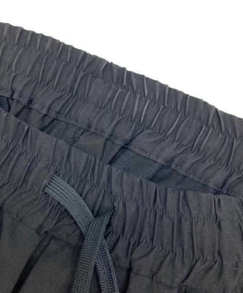 WHITE MOUNTAINEERING（ホワイトマウンテ二アニング）WHITE MOUNTAINEERING (ホワイトマウンテ二アニング) ツイルイージーパンツ ブラックの古着・服飾アイテム