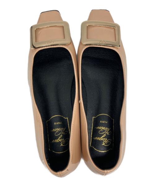 Roger Vivier（ロジェ ヴィヴィエ）Roger Vivier (ロジェ ヴィヴィエ) エナメルパンプス ピンクベージュ サイズ:37の古着・服飾アイテム