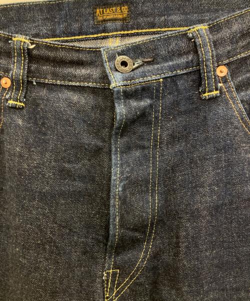 ATLAST & CO（アットラスト）ATLAST & CO (アットラスト) セルビッチデニムパンツ インディゴ サイズ:W32の古着・服飾アイテム