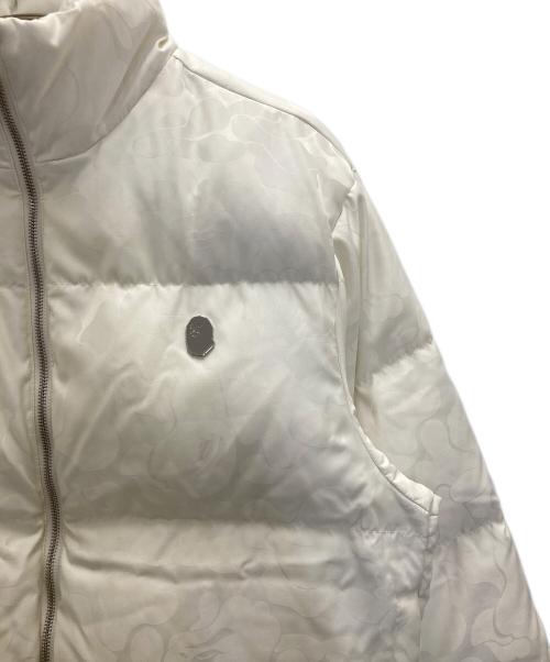 A BATHING APE（アベイシングエイプ）A BATHING APE (アベイシングエイプ) TONAL SOLID CAMO PUFFER DOWN JACKET ホワイト サイズ:Mの古着・服飾アイテム