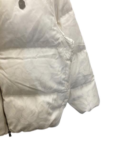 A BATHING APE（アベイシングエイプ）A BATHING APE (アベイシングエイプ) TONAL SOLID CAMO PUFFER DOWN JACKET ホワイト サイズ:Mの古着・服飾アイテム