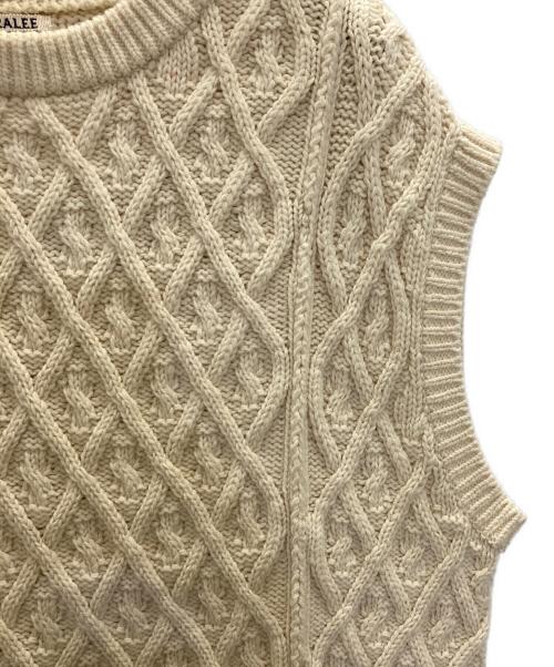 AURALEE（オーラリー）AURALEE (オーラリー) HARD TWIST MERINO ARAN KNIT VEST アイボリーの古着・服飾アイテム