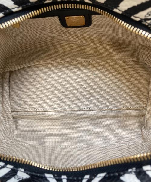MCM（エムシーエム）MCM (エムシーエム) 2WAY スタッズハンドバッグ ブラック×ホワイトの古着・服飾アイテム