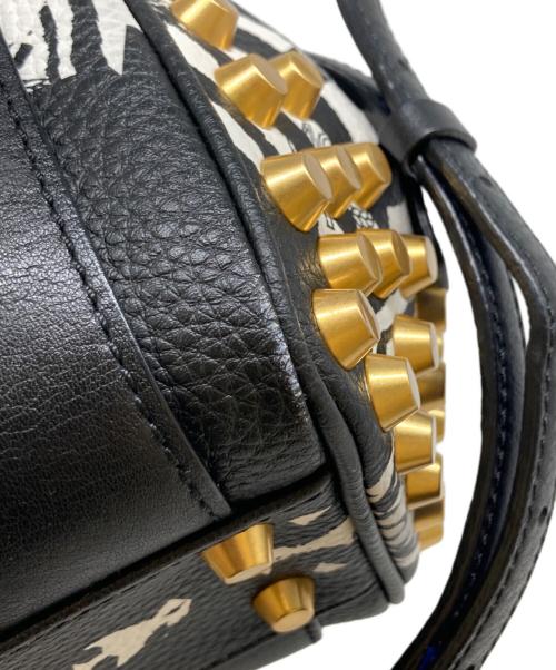 MCM（エムシーエム）MCM (エムシーエム) 2WAY スタッズハンドバッグ ブラック×ホワイトの古着・服飾アイテム