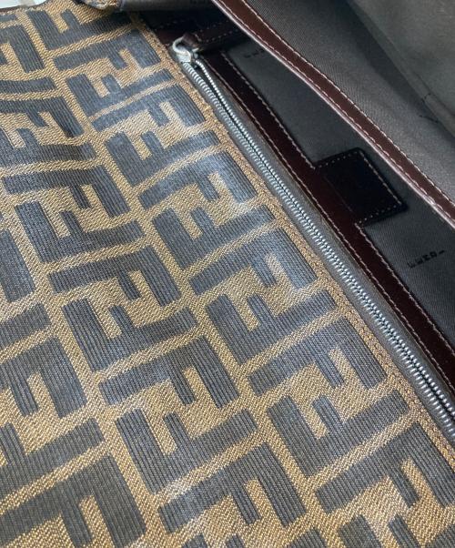 FENDI（フェンディ）FENDI (フェンディ) ズッカ柄マンマバケットショルダーバッグ ブラウンの古着・服飾アイテム