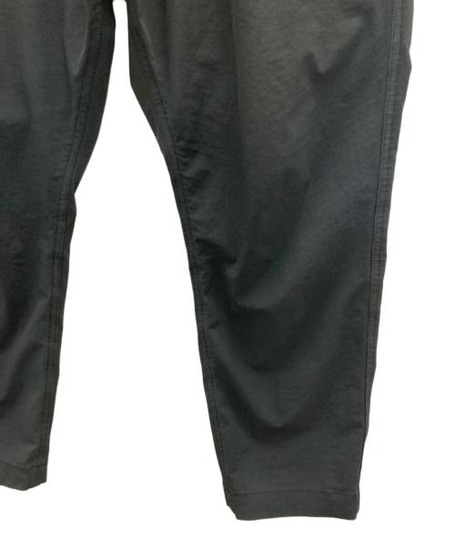 WHITE MOUNTAINEERING（ホワイトマウンテ二アニング）WHITE MOUNTAINEERING (ホワイトマウンテ二アニング) テーパードパンツ ブラックの古着・服飾アイテム