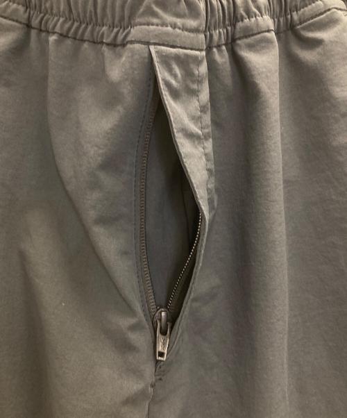 WHITE MOUNTAINEERING（ホワイトマウンテ二アニング）WHITE MOUNTAINEERING (ホワイトマウンテ二アニング) テーパードパンツ ブラックの古着・服飾アイテム