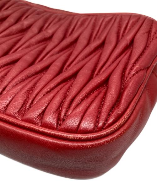 MIU MIU（ミュウミュウ）MIU MIU (ミュウミュウ) マテラッセレザーショルダーポーチ レッドの古着・服飾アイテム